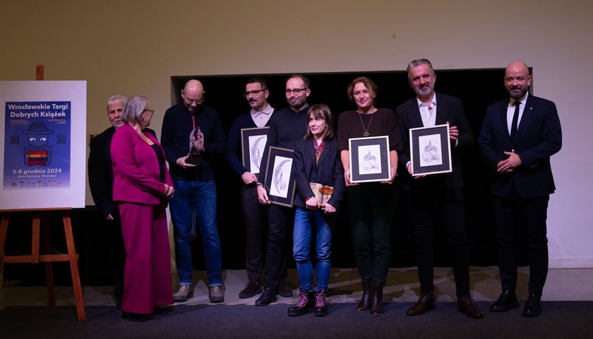 Na zdjęciu laureaci i nominowani do Nagród Pióro Fredry i Dobre Strony z prezydentem Jackiem Sutrykiem, dyrektor targów Anną Morawiecką i członkiem jury Andrzejem Ociepą