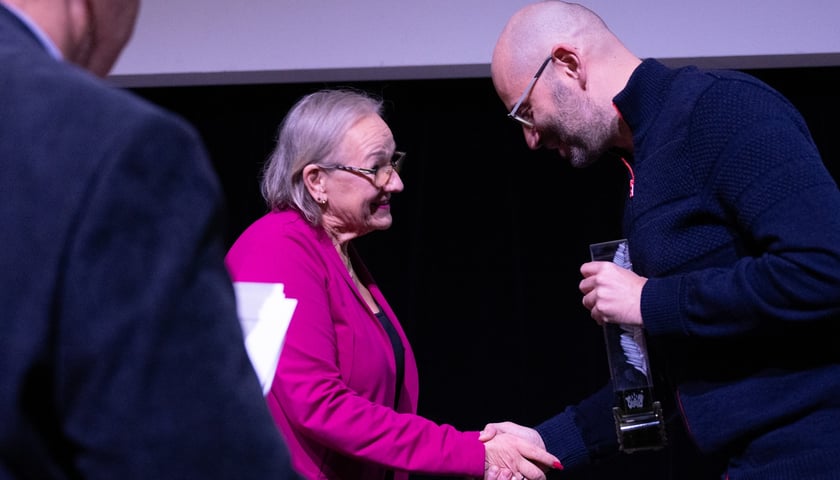 Gala wręczenia nagr&oacute;d Pi&oacute;ro Fredry i Dobre Strony &ndash; dyrektor targ&oacute;w Anna Morawiecka gratuluje nagrody dla Wydawnictwa Karakter