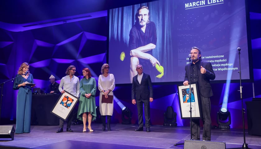 <p>Wrocławska Nagroda Artystyczna 2024. Zwycięzc&oacute;w poznaliśmy we wtorek, 10 grudnia w Sali Czerwonej Narodowego Forum Muzyki podczas gali &ndash; laureaci z dziedziny: Teatr (przemawia Marcin Liber)</p>