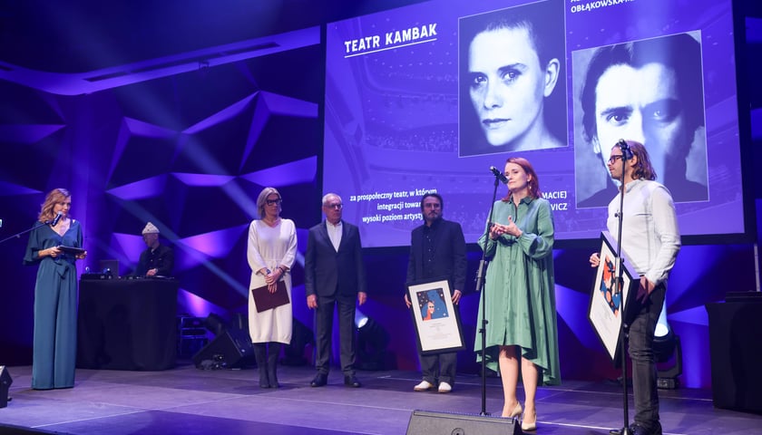 <p>Wrocławska Nagroda Artystyczna 2024. Zwycięzc&oacute;w poznaliśmy we wtorek, 10 grudnia w Sali Czerwonej Narodowego Forum Muzyki podczas gali &ndash; laureaci z dziedziny: Teatr (tw&oacute;rcy Teatru Kambak &ndash; Agata Obłąkowska-Mazurkiewicz, Maciej Mazurkiewicz)</p>