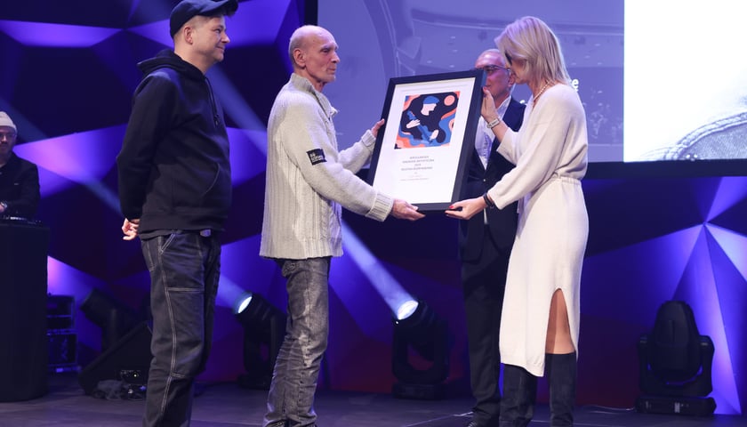 <p>Wrocławska Nagroda Artystyczna 2024. Zwycięzc&oacute;w poznaliśmy we wtorek, 10 grudnia w Sali Czerwonej Narodowego Forum Muzyki podczas gali &ndash; laureaci z dziedziny: Muzyka rozrywkowa (nagrodę odbiera Lech Janerka)</p>