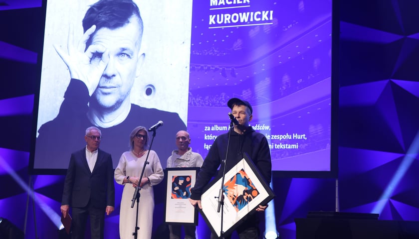 <p>Wrocławska Nagroda Artystyczna 2024. Zwycięzc&oacute;w poznaliśmy we wtorek, 10 grudnia w Sali Czerwonej Narodowego Forum Muzyki podczas gali &ndash; laureaci z dziedziny: Muzyka rozrywkowa (przemawia Maciej Kurowicki z zespołu HURT)</p>
