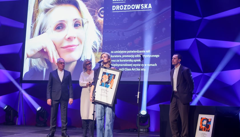 <p>Wrocławska Nagroda Artystyczna 2024. Zwycięzc&oacute;w poznaliśmy we wtorek, 10 grudnia w Sali Czerwonej Narodowego Forum Muzyki podczas gali &ndash; laureaci z dziedziny: Sztuki wizualne (przemawia Mika Drozdowska)</p>