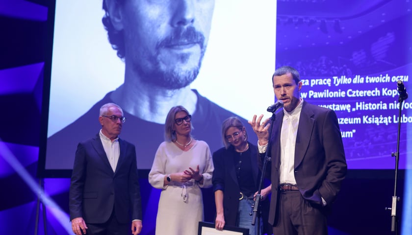 <p>Wrocławska Nagroda Artystyczna 2024. Zwycięzc&oacute;w poznaliśmy we wtorek, 10 grudnia w Sali Czerwonej Narodowego Forum Muzyki podczas gali &ndash; laureaci z dziedziny: Sztuki wizualne (przemawia Olaf Brzeski)&nbsp;</p>