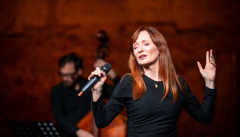 Justyna Szafran na scenie. Koncert "Z miłości do wolności" w Piekarni