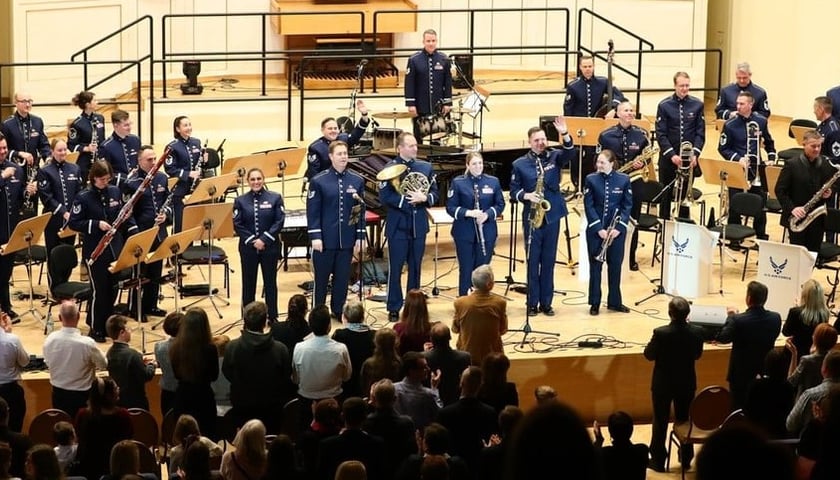 Kobiety i mężczyźni  w mundurach armii Stanów Zjednoczonych w instrumentami muzycznymi w rękach. Orkiestra Sił Powietrznych Stanów Zjednoczonych zagra we Wrocławiu