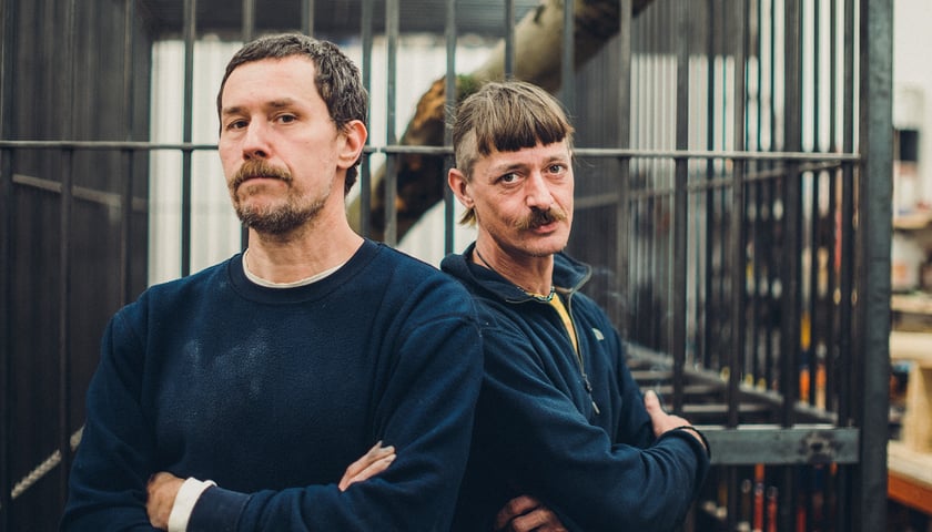 Na zdjęciu Olaf Brzeski (z lewej) i Francis Thorburn z zespołu, który przygotował wystawę