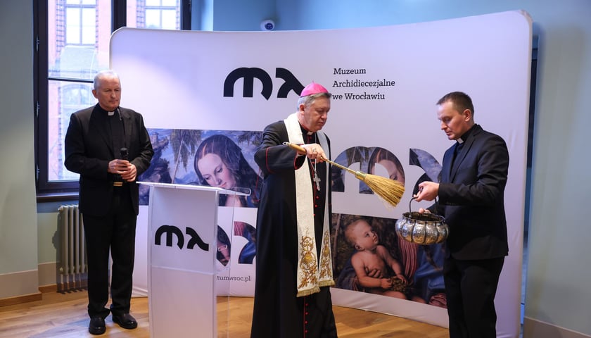 <p>Arcybiskup J&oacute;zef Kupny święci muzeum na oficjalnym otwarciu</p>
