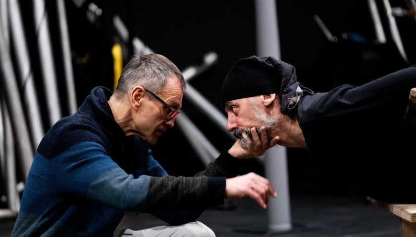 Zdjęcie z próby "Czekając na barbarzyńców" we Wrocławskim Teatrze Współczesnym