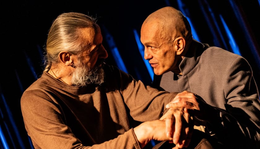 Zdjęcie z próby "Czekając na barbarzyńców" we Wrocławskim Teatrze Współczesnym