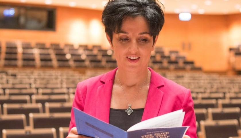 <p>Agnieszka Frank&oacute;w-Żelazny w sali Narodowego Forum Muzyki z partyturą w dłoniach</p>