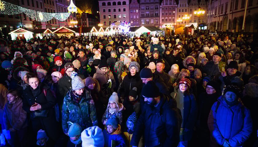 Tłum ludzi na wrocławskim Rynku
