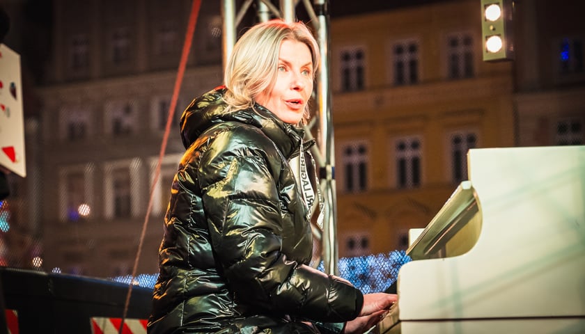 <p>Wsp&oacute;lne kolędowanie wrocławian na Rynku. „Lulajże Jezuniu" zagrała też wiceprezydent Wrocławia Renata Granowska</p>