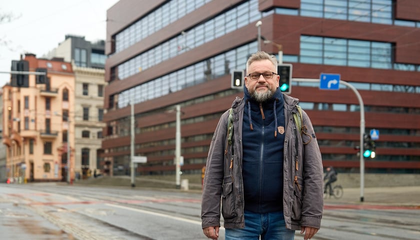 <p>Przewodnik Michał Karczmarek przy ul. Krupniczej, za nim NFM, kt&oacute;re wybudowano w miejscu, gdzie niegdyś znajdowało się Śląski Muzeum Rzemiosła Artystycznego i Starożytności&nbsp;</p>