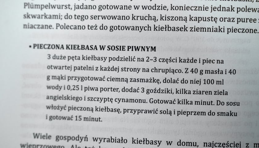 <p>Pieczona kiełbasa w sosie piwnym-przepis z książki</p>