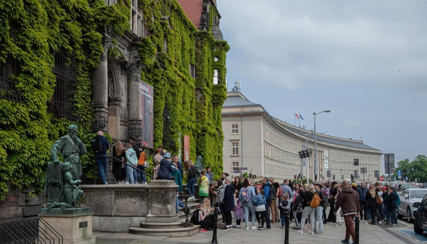 Kolejka przed budynkiem głównym Muzeum Narodowego we Wrocławiu