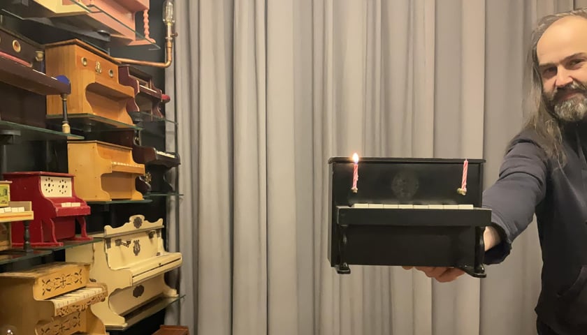 Paweł Romańczuk, twórca Galerii Toy Piano we Wrocławiu i założyciel zespołu Małe Instrumenty