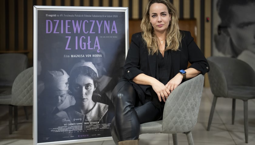 <p>Na zdjęciu wrocławska scenografka &bdquo;Dziewczyny z igłą&rdquo; Jagna Dobesz&nbsp;</p>