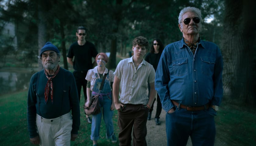 Kadr z filmu "Dziadku, wiejemy!" Na zdjęciu grupa aktorów na ścieżce w parku
