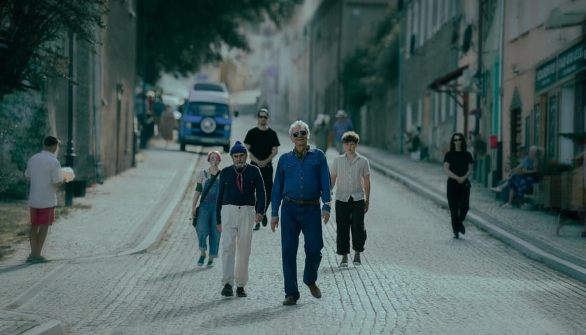 Kadr z filmu "Dziadku, wiejemy!"&nbsp;