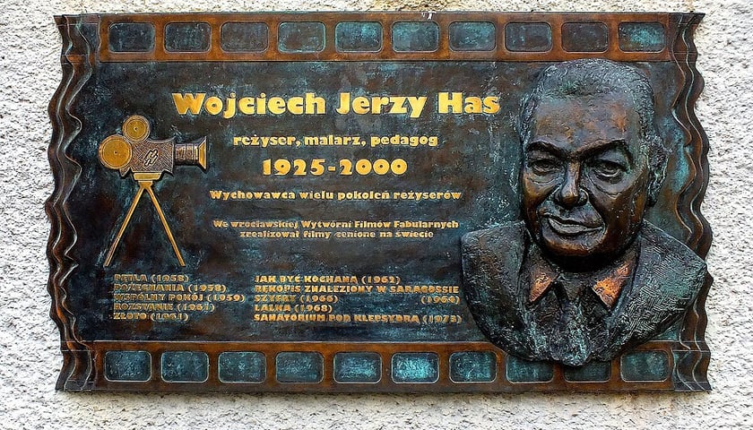 <p>Na zdjęciu tablica pamiątkowa Wojciecha Jerzego Hasa na ścianie budynku Wytw&oacute;rni Film&oacute;w Fabularnych</p>