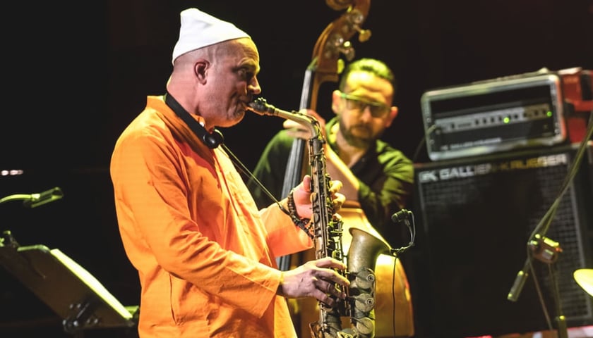 Victor Toth grający na saksofonie na scenie Impart Centrum podczas Jazzu nad Odrą 2024 (zdjęcie ilustracyjne)