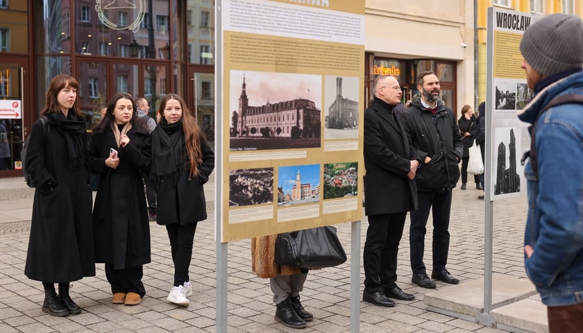 Wystawa plenerowa &bdquo;Amputacja czy rekonstrukcja. Miasta południowo-zachodniej Polski po 1945 roku&rdquo; w rynku do 11 marca.&nbsp;