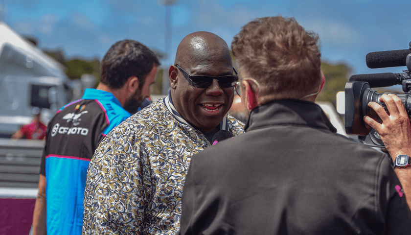 Carl Cox w okularach słonecznych i wzorzystej bluzie
