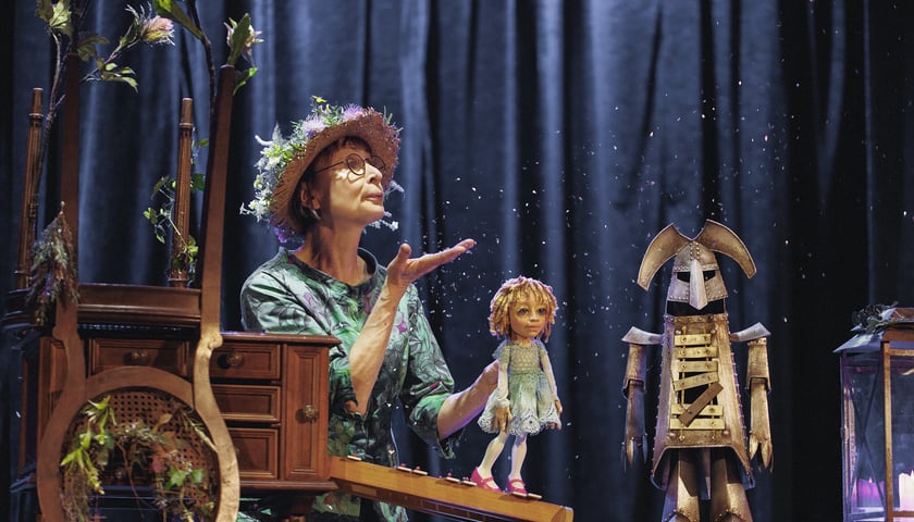 Spektakl "Królewna pętelka" – Aktorka na tle sceny z lalkami