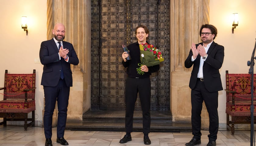 <p>Uroczystość wręczenia Arlekin&oacute;w 2025. Wrocław, 27.03.2025. Z Nagrodą Arlekina - Mariusz Bąkowski.</p>