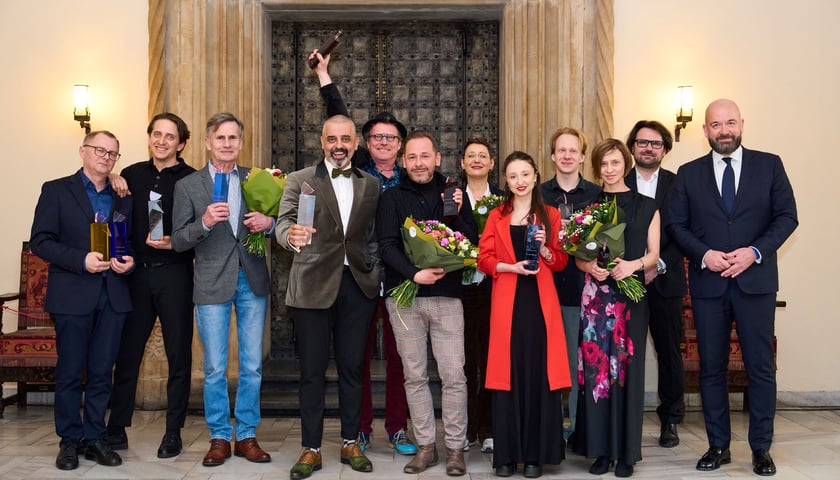 Na zdjęciu laureaci Nagrody Arlekin 2025 od lewej: Marek Fiedor, Mariusz Bąkowski, Tomasz Lulek, Konrad Imiela, Michał Litwiniec, Michał Opaliński, Maria Wojtyszko, Klaudia Waszak, Mateusz Zilbert, Małgorzata Dzierżon wspólnie z Jaroslawem Perdutą i prezydentem Jackiem Sutrykiem