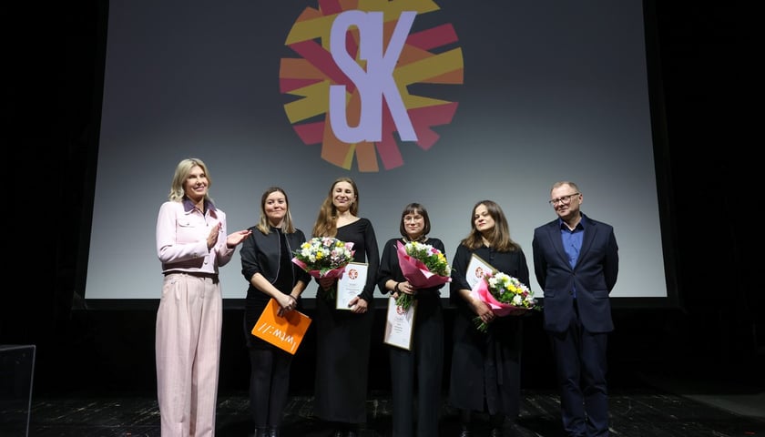 Na zdjęciu wiceprezydent Renata Granowska, dyrektor WTW Marek Fiedor i laureatki konkursu Strefy Kontaktu – Aleksandra Zielińska, Natalka Suszczyńska, Urszula Honek