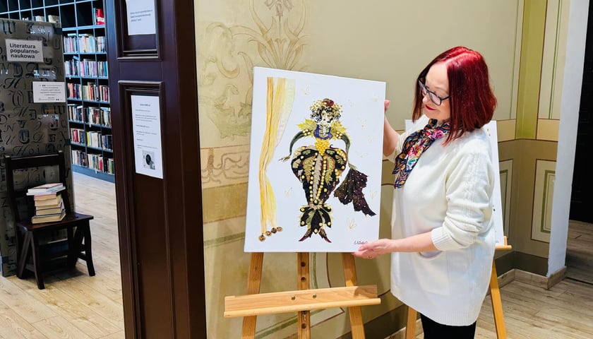 Przygotowania do wystawy prac Elżbiety Wodały