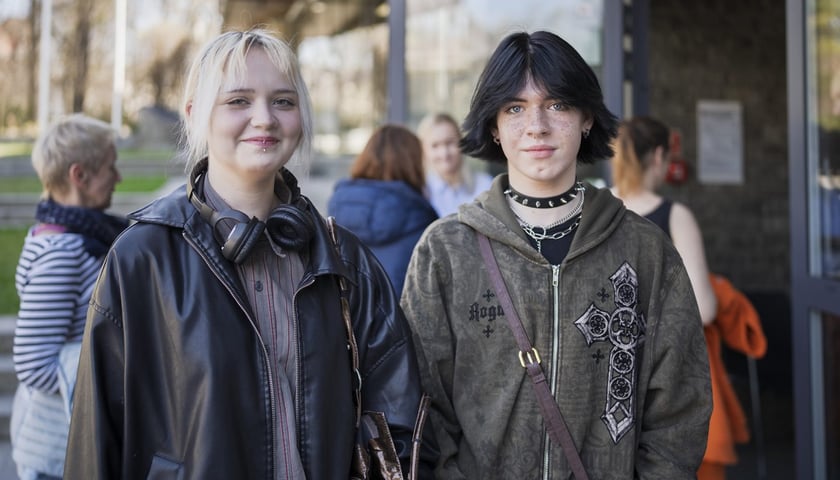 <p>Kolejki zwiedzających przed Panoramą Racławicką 4 kwietnia &ndash; Zofia i Olek</p>