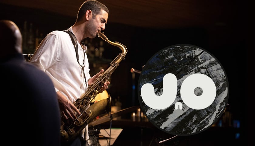 Daniel Rotem na saksofonie (zdjęcie ilustracyjne), w kółku obok jest logo JnO
