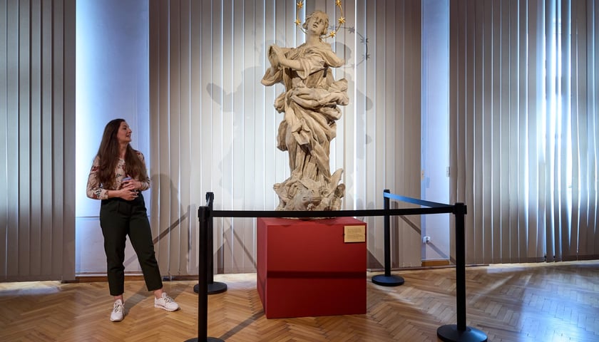 <p>Powr&oacute;t figury Immaculaty do Wrocławia! Po 80 latach barokową rzeźbę odnalazł Piotr Oszczanowski, dyrektor Muzeum Narodowego we Wrocławiu, obok rzeźby Barbara Andruszkiewicz</p>