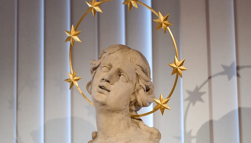 <p>Powr&oacute;t figury Immaculaty do Wrocławia! Po 80 latach barokową rzeźbę odnalazł Piotr Oszczanowski, dyrektor Muzeum Narodowego we Wrocławiu, na zdjęciu głowa Marii z nimbem&nbsp;</p>