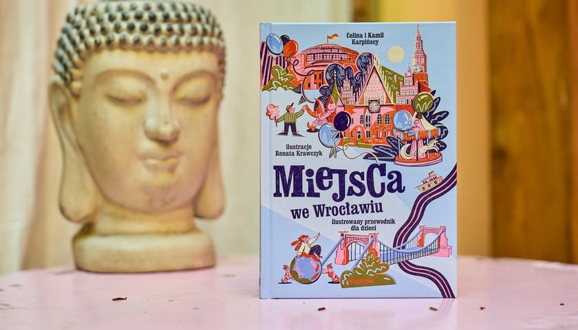 <p>Celina i Kamil Karpińscy, &bdquo;Miejsca we Wrocławiu. Ilustrowany przewodnik dla dzieci&rdquo;, Wydawnictwo Magiczne</p>