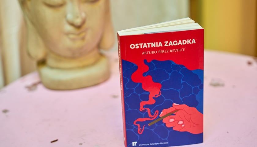 <p class="MsoNormal">Arturo P<span style="mso-bidi-font-family: Calibri; mso-bidi-theme-font: minor-latin;">&eacute;</span>rez-Reverte, &bdquo;Ostatnia zagadka&rdquo;, przełożyła Katarzyna Okrasko, Wydawnictwo ArtRage</p>