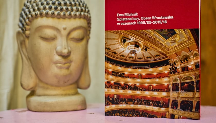 <p>Ewa Michnik, &bdquo;Splątane losy. Opera Wrocławska w sezonach 1995/96-2015/16&rdquo;, Instytut Teatralny im. Zbigniewa Raszewskiego&nbsp;</p>