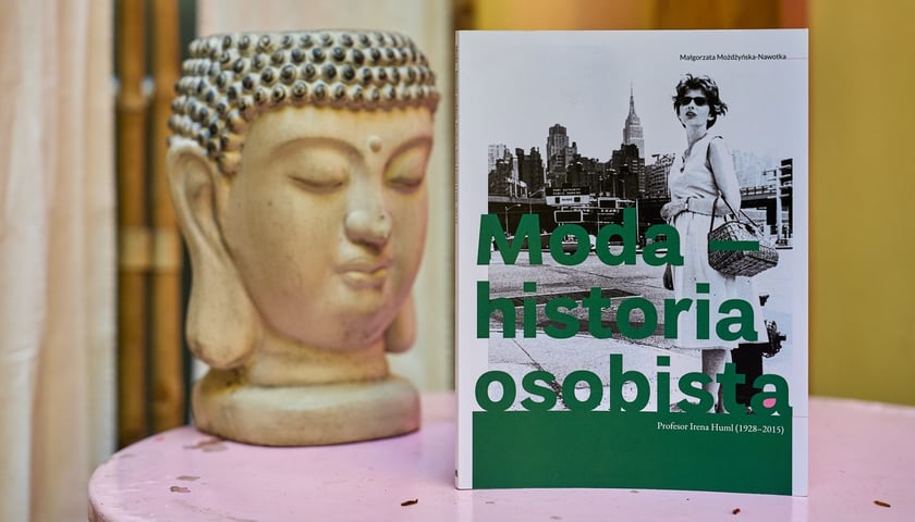 <p>Małgorzata Możdżyńska-Nawotka, &bdquo;Moda &ndash; historia osobista&rdquo;, katalog wystawy, Muzeum Narodowe we Wrocławiu&nbsp;&nbsp;</p>
