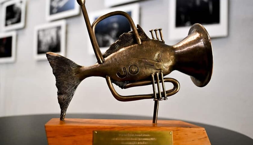 Statuetka Rybotrąbka stojąca w Imparcie Centrum