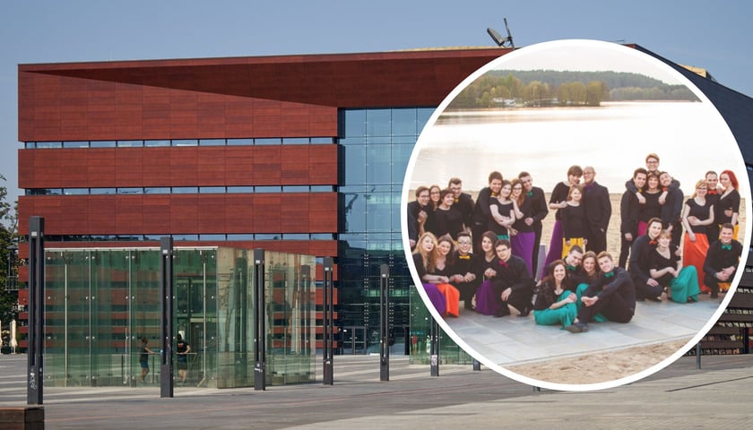W tle - gmach Narodowego Forum Muzyki (NFM) we Wrocławiu. W kółku - członkowie Polskiego Narodowego Chóru Młodzieżowego