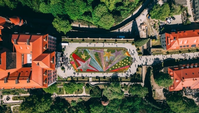 <p>XXXV Festiwal Kwiat&oacute;w i Sztuki na Zamku Książ w dniach 30 kwietnia do 4 maja</p>