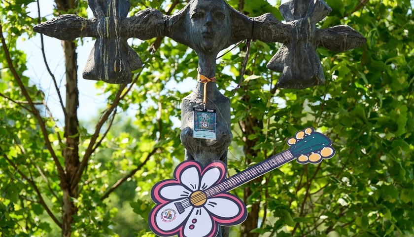 <p>Pomnik Wrocławianki dostał w prezencie gitarę i certyfikat uczestnictwa w Gitarowym Rekordzie Świata 2025</p>