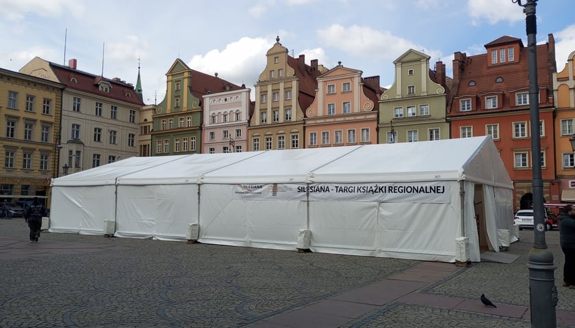 Namiot Targów Książki Regionalnej Silesiana 2025 na placu Solnym