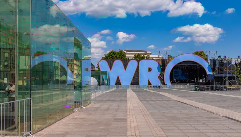 Scena na koncert ZAZ i Sary James na placu Wolności, 29 czerwca 2025 r.