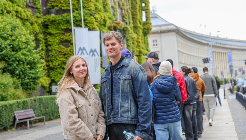 Noc Muzeów 2025, kolejka przed wejściem do Muzeum Narodowego we Wrocławiu.