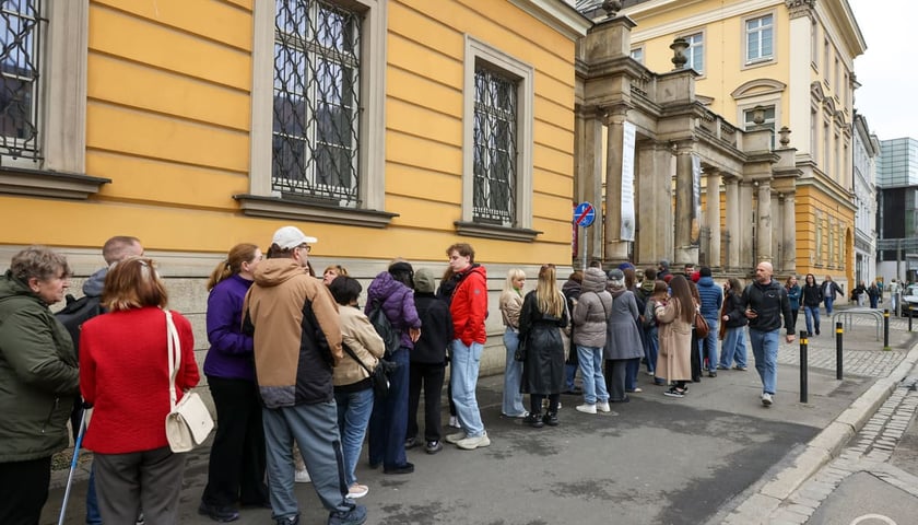 Noc Muze&oacute;w 2025. Kolejki zwiedzających przed muzeami
