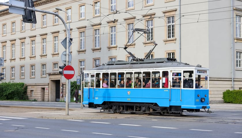 <p>Noc Muze&oacute;w 2025. Zabytkowy tramwaj koło gmachu Urzędu Wojew&oacute;dzkiego.</p>